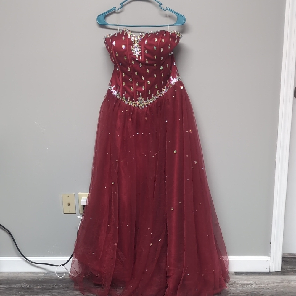 Elegant Burgundy Strapless Gown